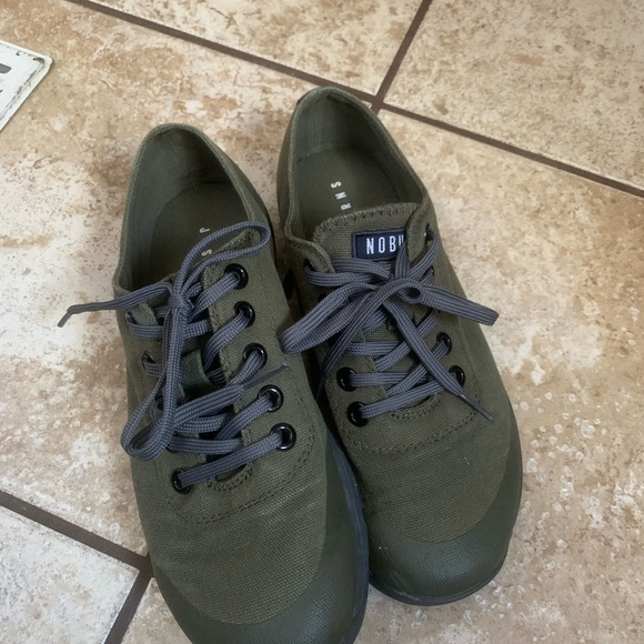 Women’s size 8 no bull shoes olive green - Picture 4 of 4
